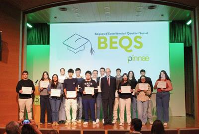 Quinze joves de la Vegueria Penedès reben les Beques BEQS 2025 de la Fundació Pinnae. Fundació Pinnae